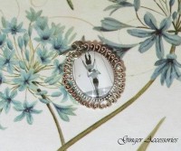 Camafeo de pareja besándose en un columpio